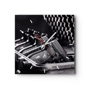 Orologio da parete - Orologio in Vetro - Un'immagine in bianco e nero di una pila di armi in una valigia. - 30x30cm - Sport maschile - Decorazione murale moderna per soggiorno e camera da letto ARTTOR