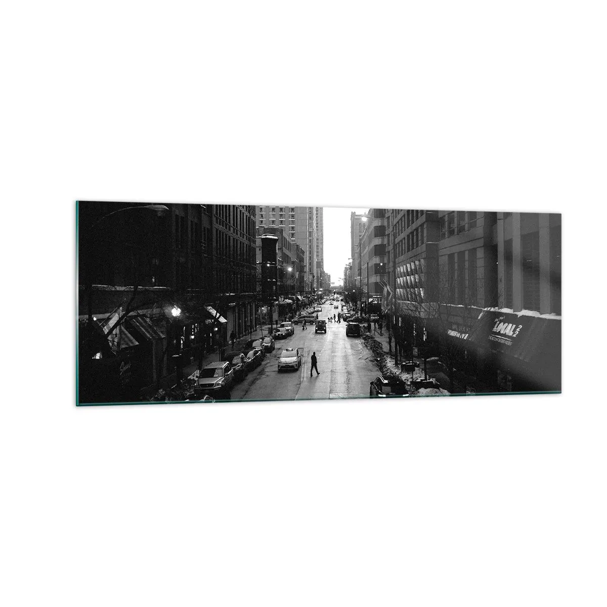 Quadro su vetro - Una strada bianca e nera nel centro della città con auto e pedoni - 140x50cm - Un giorno come tanti - Decorazione murale moderna per soggiorno e camera da letto ARTTOR