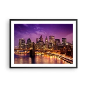 Poster in cornice nera - Panorama della città con il ponte nella luce della sera contro il cielo viola - 70x50cm - Manhattan in viola e oro - Decorazione murale moderna per soggiorno e camera da letto ARTTOR