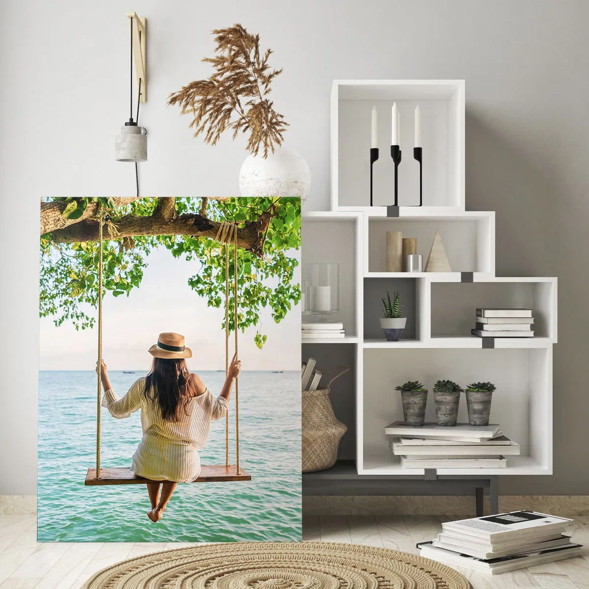 Quadro su vetro - Donna su un'altalena in riva al mare in un ambiente tropicale - 50x70cm - La vita è bella - Decorazione murale moderna per soggiorno e camera da letto ARTTOR