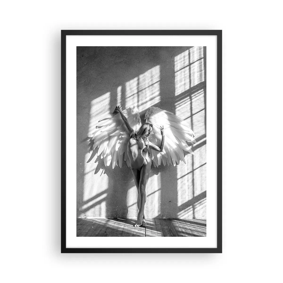 Poster in cornice nera - Fotografia in bianco e nero di una donna con ali d'angelo - 50x70cm - Direttamente dal cielo - Decorazione murale moderna per soggiorno e camera da letto ARTTOR