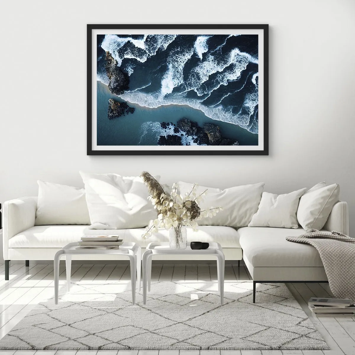 Poster in cornice nera - Vista aerea delle onde che si infrangono sulla riva - 70x50cm - Avvolte dalle onde - Decorazione murale moderna per soggiorno e camera da letto ARTTOR
