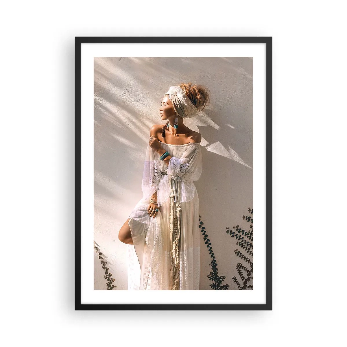 Poster in cornice nera - Donna elegante con un abito boho contro una parete chiara - 50x70cm - Il sole e la ragazza - Decorazione murale moderna per soggiorno e camera da letto ARTTOR