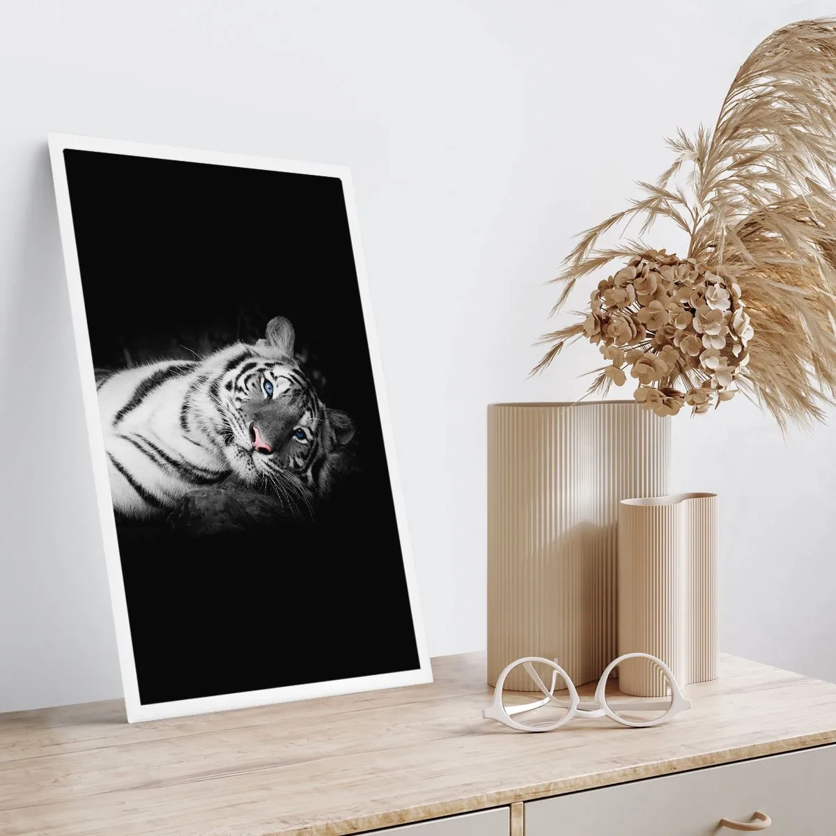 Poster - Una tigre bianca in uno scatto contrastante su uno sfondo nero - 50x70cm - Selvaggità e pace - Decorazione murale moderna per soggiorno e camera da letto ARTTOR