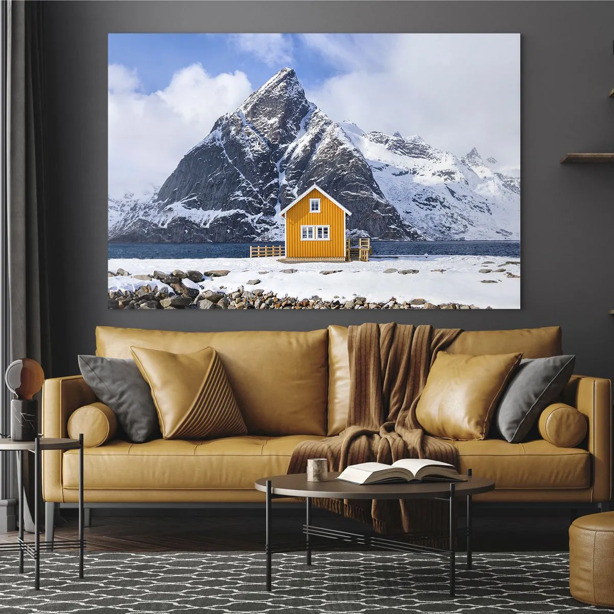 Quadro su vetro - Un cottage giallo su un fiordo con montagne innevate sullo sfondo - 120x80cm - Vacanze scandinave - Decorazione murale moderna per soggiorno e camera da letto ARTTOR