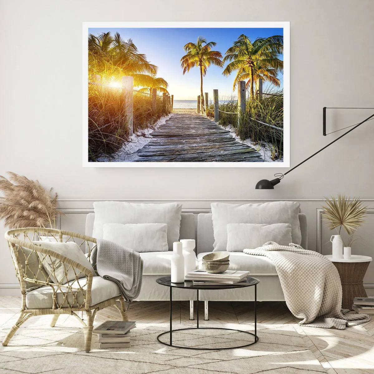 Poster - Sentiero in legno sulla spiaggia con palme sullo sfondo - 100x70cm - Dritto in paradiso - Decorazione murale moderna per soggiorno e camera da letto ARTTOR