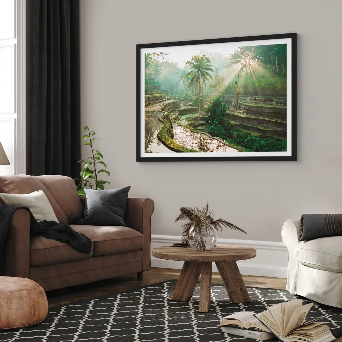 Poster in cornice nera - Terrazze di riso con palme sotto i raggi del sole - 100x70cm - Crescere al sole - Decorazione murale moderna per soggiorno e camera da letto ARTTOR