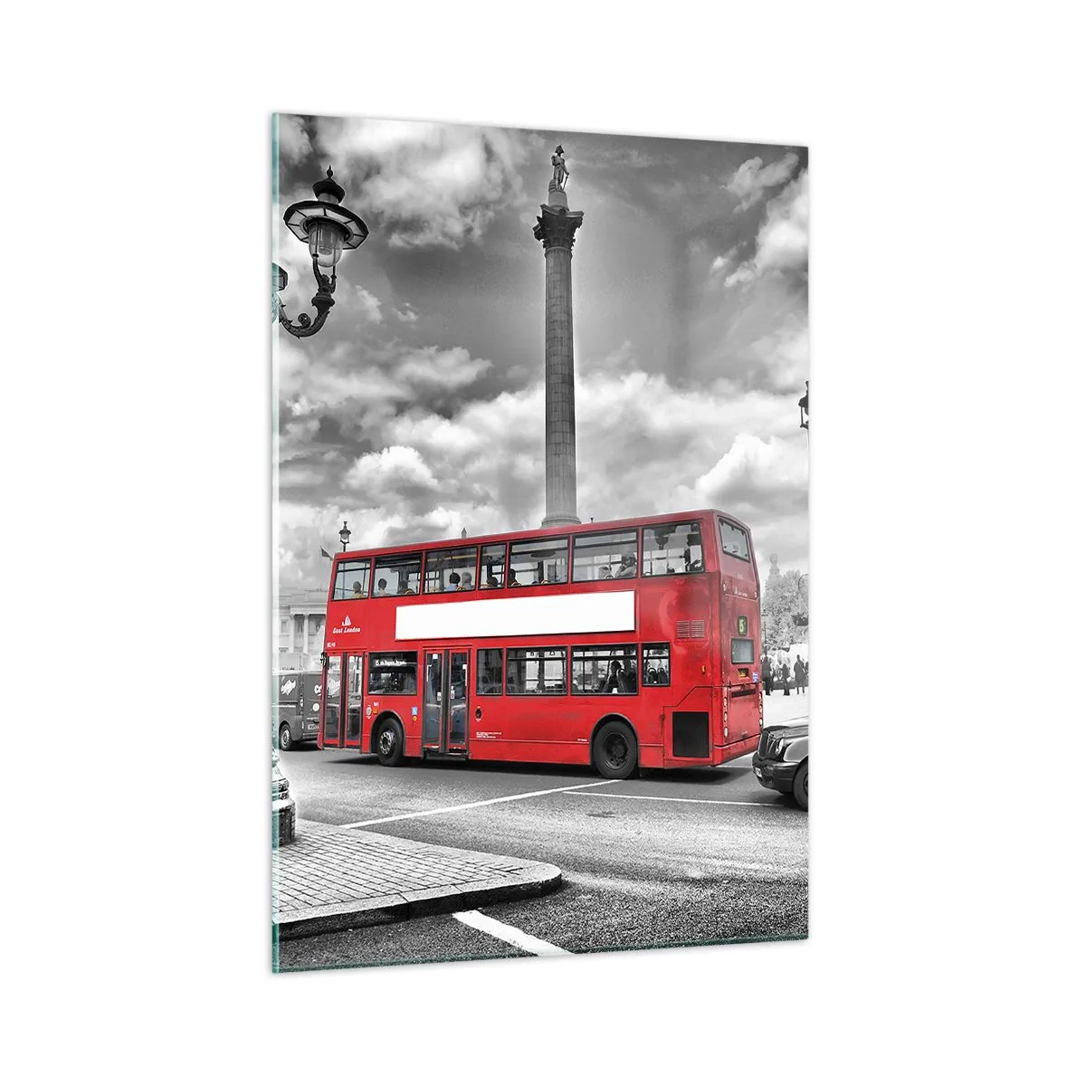 Quadro su vetro - Un autobus rosso sullo sfondo di un paesaggio urbano in bianco e nero - 50x70cm - Il vero flusso sanguigno della città - Decorazione murale moderna per soggiorno e camera da letto ARTTOR