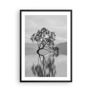 Poster in cornice nera - Un albero solitario riflesso nell'acqua calma - 50x70cm - C'è un paese così - Decorazione murale moderna per soggiorno e camera da letto ARTTOR