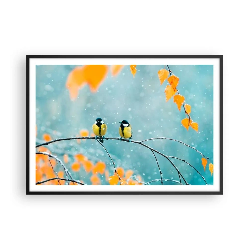 Poster in cornice nera - Due uccelli su un ramo in un ambiente invernale con foglie gialle. - 100x70cm - Pettegolezzi alati - Decorazione murale moderna per soggiorno e camera da letto ARTTOR