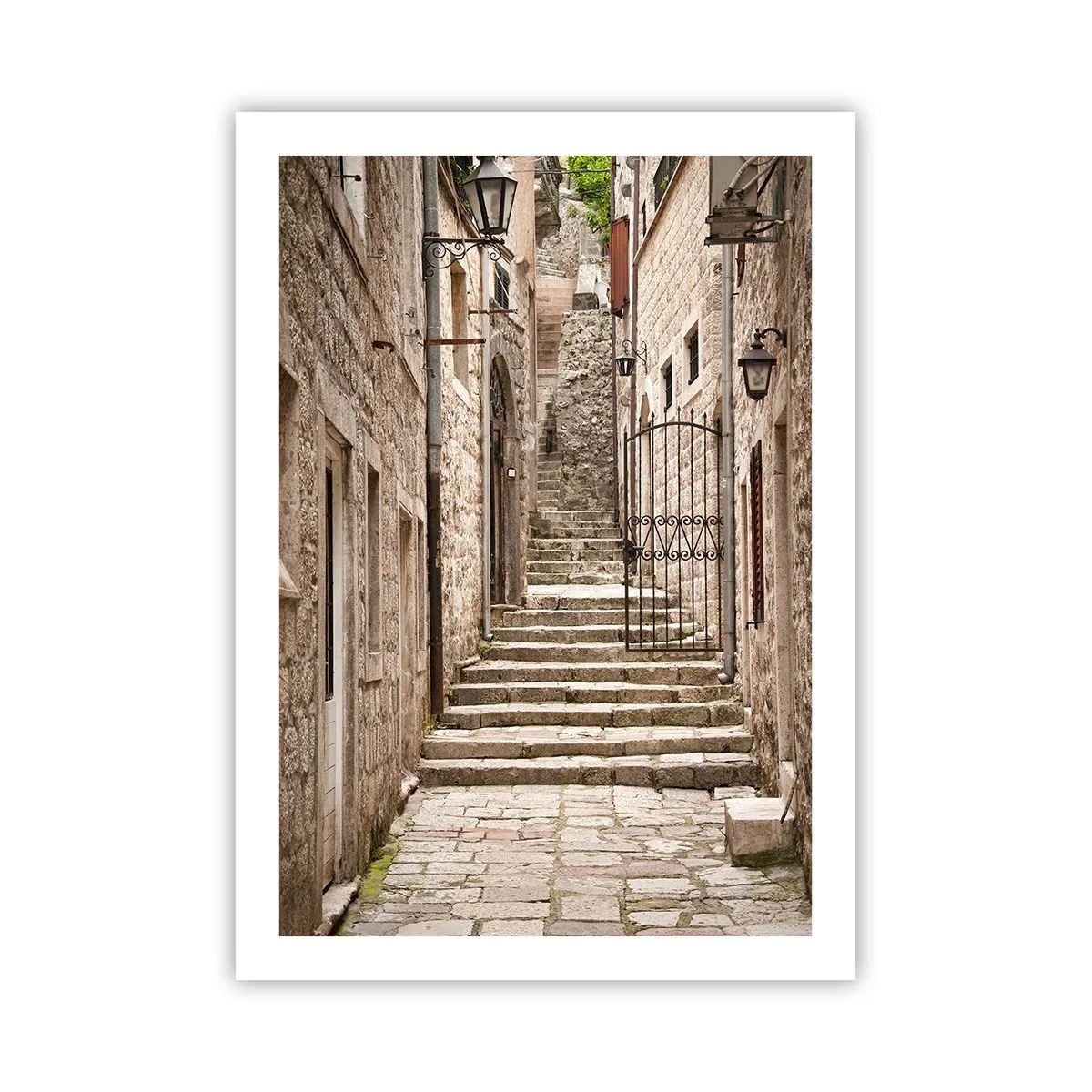 Poster - Una strada in pietra con scale e lanterne storiche - 50x70cm - Vecchio angolo magico - Decorazione murale moderna per soggiorno e camera da letto ARTTOR