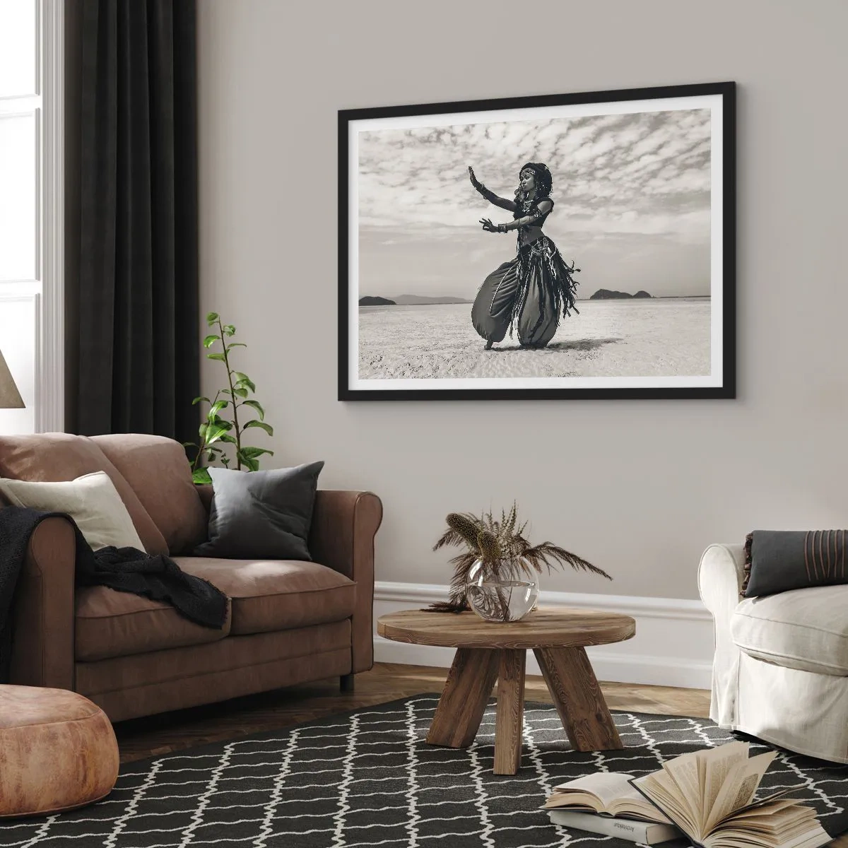 Poster in cornice nera - Ballerina esotica sullo sfondo del deserto - 100x70cm - Il ballo delle isole del sud - Decorazione murale moderna per soggiorno e camera da letto ARTTOR