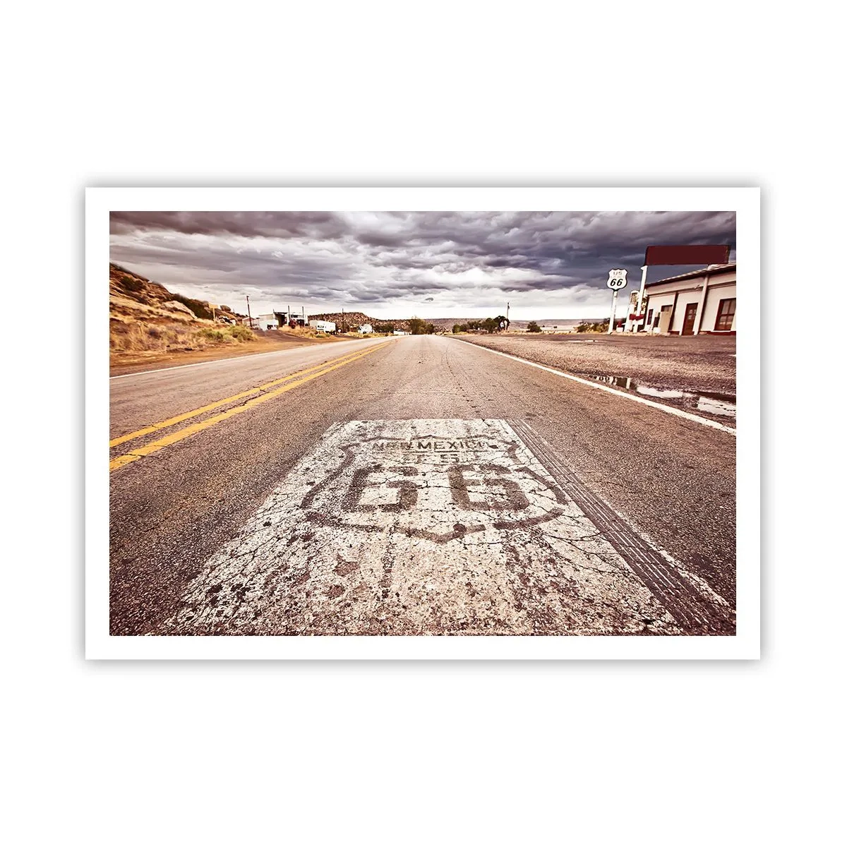 Poster - Route 66 in un clima desertico con un cielo pittoresco - 100x70cm - La Route 66: una leggenda americana - Decorazione murale moderna per soggiorno e camera da letto ARTTOR