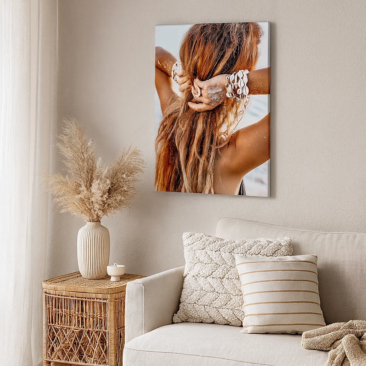 Quadro su tela - Stampe su Tela - Una donna sulla spiaggia con i capelli che svolazzano al sole - 50x70cm - Sorella dell'acqua e del sole - Decorazione murale moderna per soggiorno e camera da letto ARTTOR