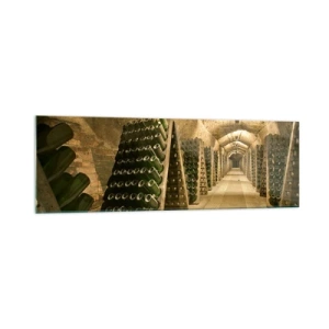 Quadro su vetro - Un vigneto con una cantina piena di bottiglie di vino esposte su scaffali di legno. - 160x50cm - Nascita del sapore - Decorazione murale moderna per soggiorno e camera da letto ARTTOR