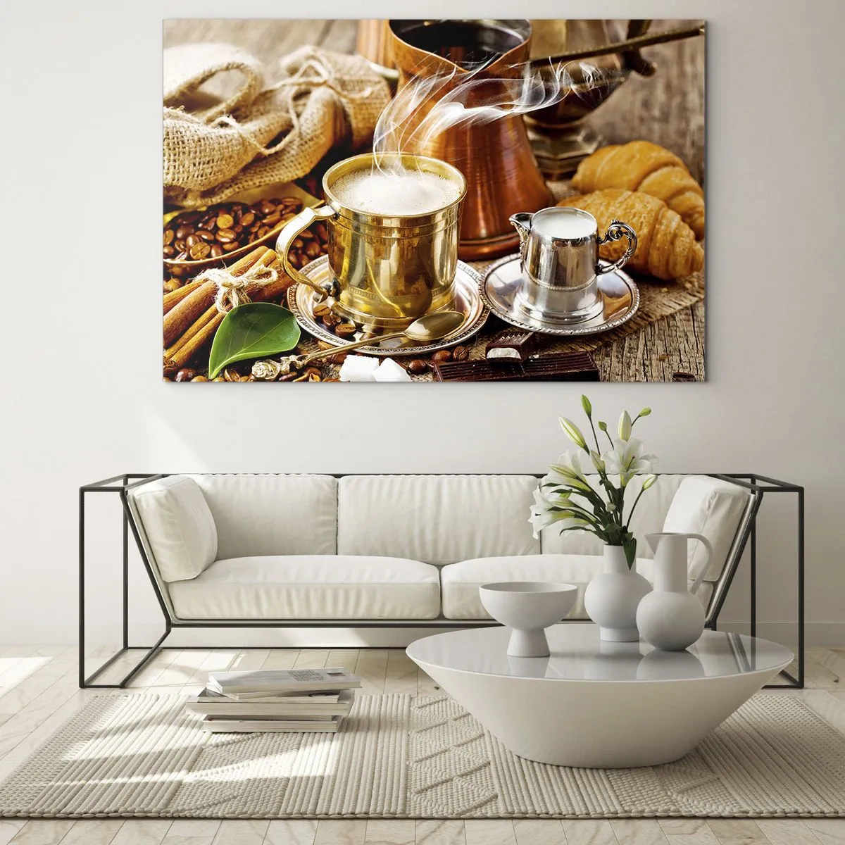 Quadro su vetro - Una tazza dorata di caffè con latte circondata da chicchi e croissant - 100x70cm - Buona giornata! - Decorazione murale moderna per soggiorno e camera da letto ARTTOR