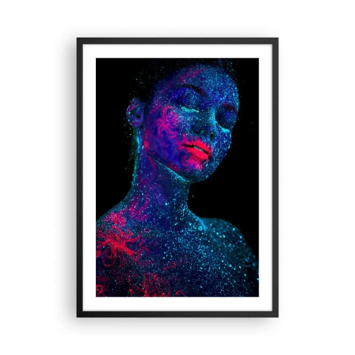 Poster in cornice nera - Una donna ricoperta di polline fluorescente sotto la luce UV. - 50x70cm - Nella polvere di stelle - Decorazione murale moderna per soggiorno e camera da letto ARTTOR
