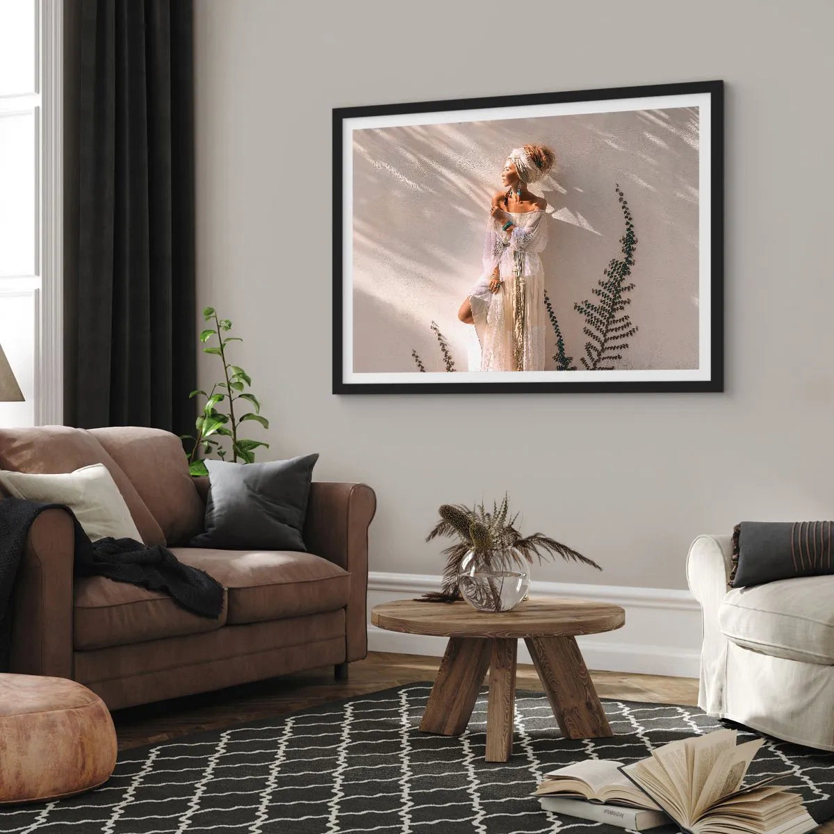 Poster in cornice nera - Una donna in stile boho illuminata dai raggi del sole - 70x50cm - Il sole e la ragazza - Decorazione murale moderna per soggiorno e camera da letto ARTTOR