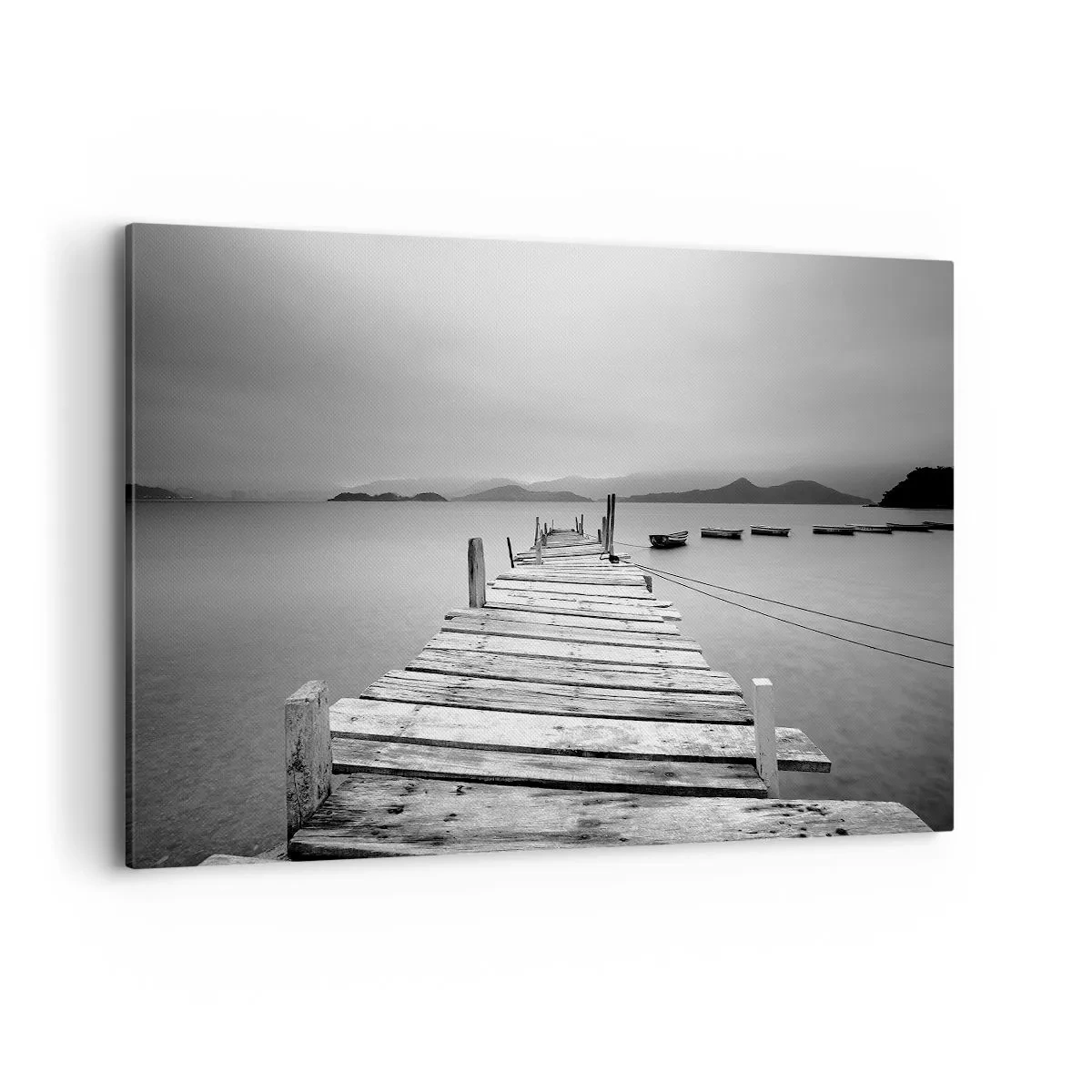 Quadro su tela - Stampe su Tela - Una vista in bianco e nero di un molo di legno e di un lago calmo. - 120x80cm - Dietro i monti, dietro i mari - Decorazione murale moderna per soggiorno e camera da letto ARTTOR