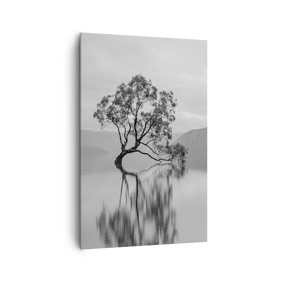 Quadro su tela - Stampe su Tela - Un albero solitario riflesso nell'acqua con le montagne sullo sfondo - 80x120cm - C'è un paese così - Decorazione murale moderna per soggiorno e camera da letto ARTTOR