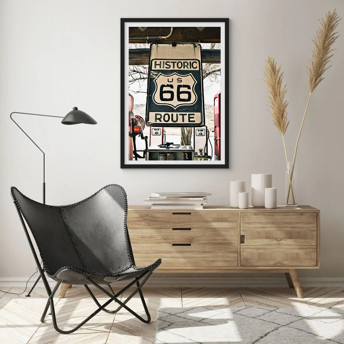 Poster in cornice nera - Cartello della Route 66 davanti a una stazione di servizio - 50x70cm - Viaggio retro americano - Decorazione murale moderna per soggiorno e camera da letto ARTTOR