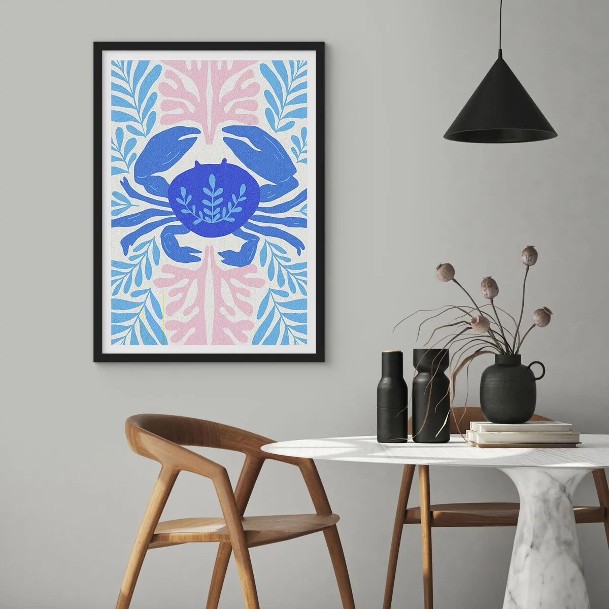 Poster in cornice nera - Un granchio blu decorativo circondato da piante marine. - 50x70cm - Come un fiore del mare - Decorazione murale moderna per soggiorno e camera da letto ARTTOR