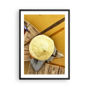 Poster in cornice nera - Un cappello tradizionale sullo sfondo di una barca di legno e dell'acqua. - 50x70cm - Vita sul Fiume Giallo - Decorazione murale moderna per soggiorno e camera da letto ARTTOR