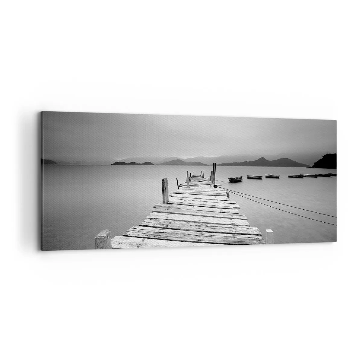 Quadro su tela - Stampe su Tela - Una vista in bianco e nero di un molo di legno e di un lago calmo. - 120x50cm - Dietro i monti, dietro i mari - Decorazione murale moderna per soggiorno e camera da letto ARTTOR