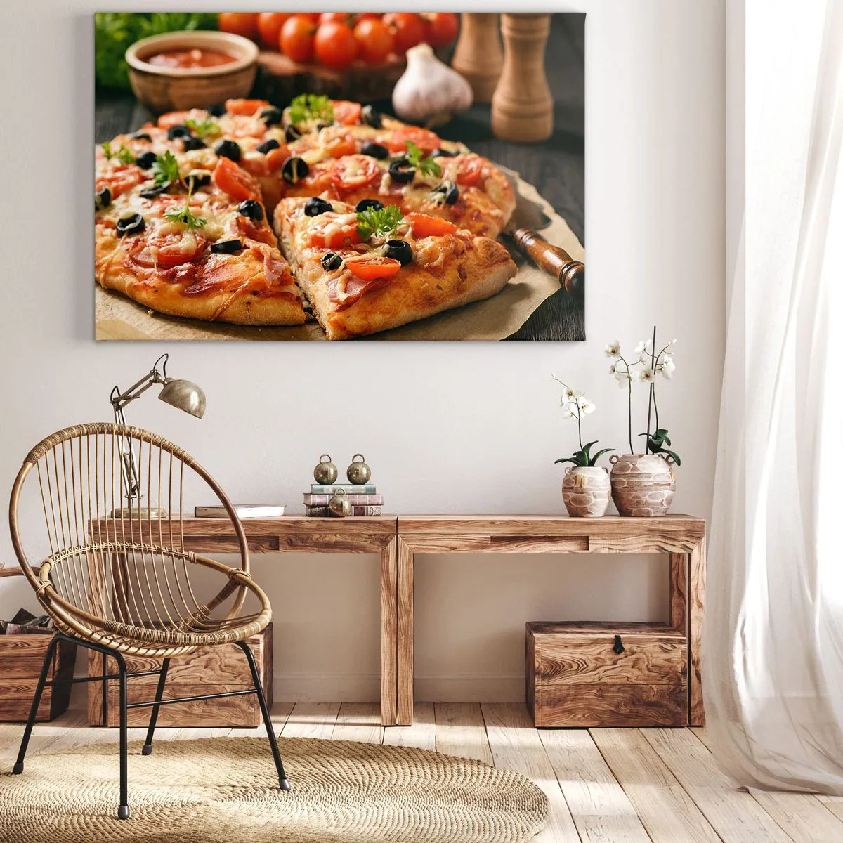 Quadro su tela - Stampe su Tela - Pizza con pomodori, olive ed erbe fresche sul tavolo - 120x80cm - Te la sei nuovamente cavata - Decorazione murale moderna per soggiorno e camera da letto ARTTOR