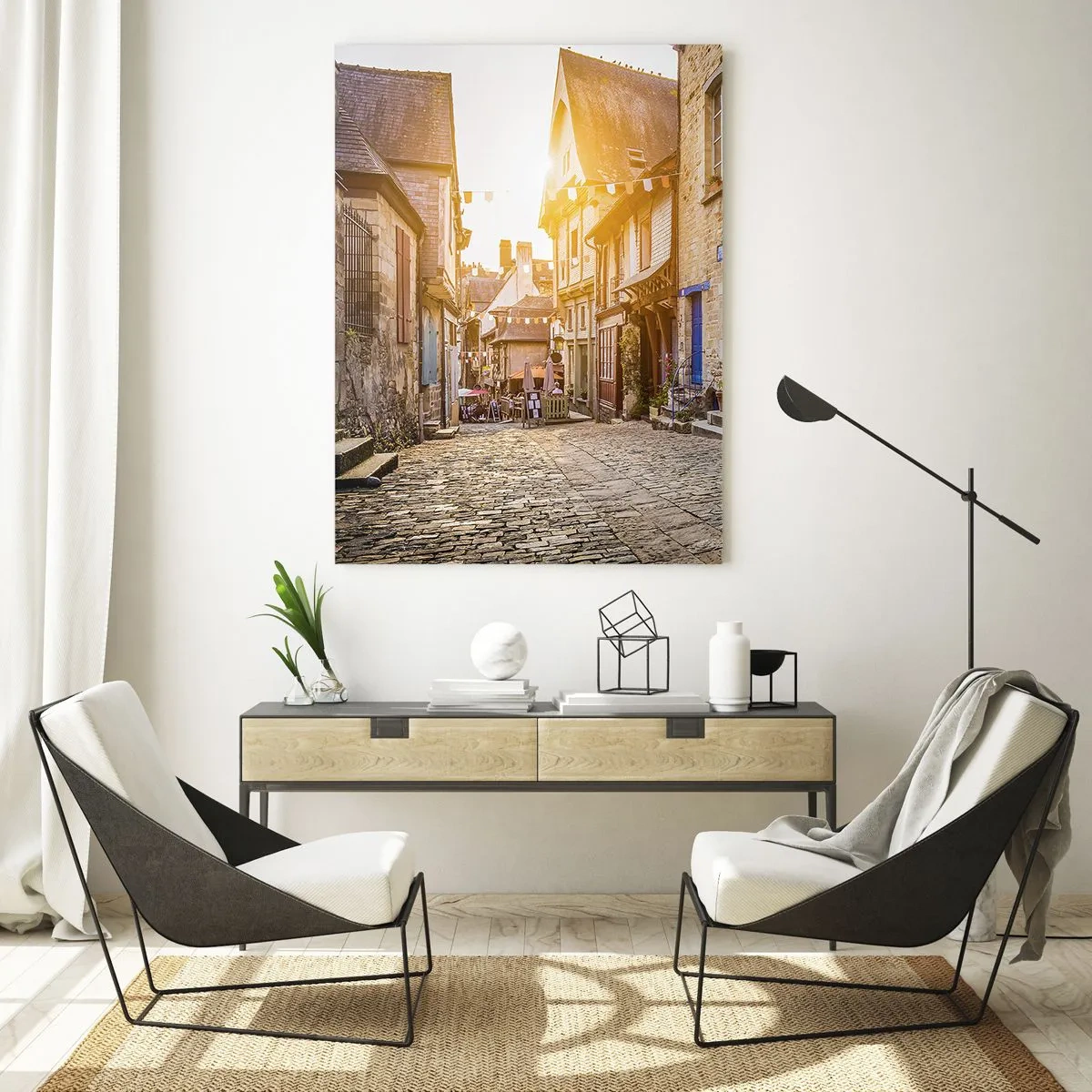 Quadro su vetro - Una strada affascinante con pavimentazione in pietra esposta alla luce del sole - 70x100cm - Lo spirito bianco della cittadina - Decorazione murale moderna per soggiorno e camera da letto ARTTOR