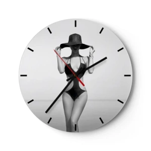 Orologio da parete - Orologio in Vetro - Una donna in costume da bagno nero e cappello contro il mare - 30x30cm - Il mio nome è Eleganza - Decorazione murale moderna per soggiorno, cucina e camera da letto ARTTOR