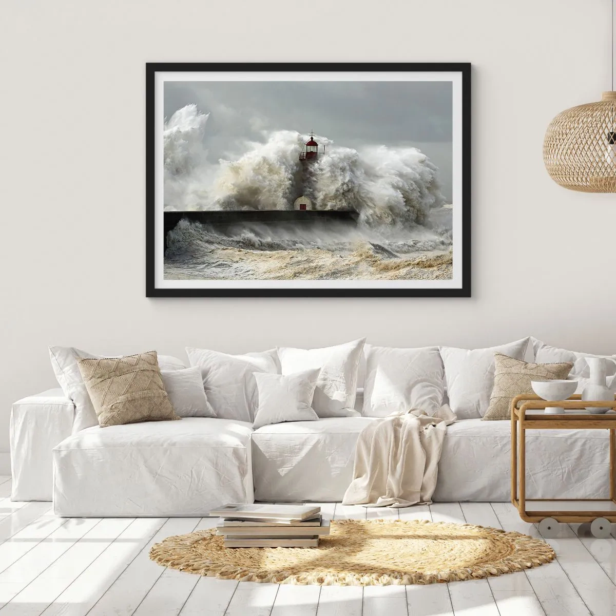 Poster in cornice nera - Un faro circondato da onde agitate durante una tempesta - 70x50cm - L'ira dell'oceano - Decorazione murale moderna per soggiorno e camera da letto ARTTOR