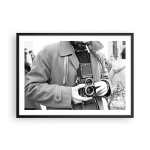 Poster in cornice nera - Foto in bianco e nero di un uomo con una macchina fotografica retrò - 70x50cm - In stile retro - Decorazione murale moderna per soggiorno e camera da letto ARTTOR