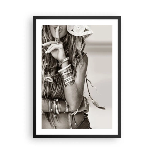 Poster in cornice nera - Donna elegante con gioielli che fa un gesto di silenzio - 50x70cm - Come una ragazza - Decorazione murale moderna per soggiorno e camera da letto ARTTOR