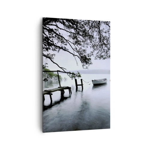 Quadro su tela - Stampe su Tela - Un molo sull'acqua con una barca sullo sfondo circondata da un paesaggio nebbioso - 80x120cm - E già ti riposi - Decorazione murale moderna per soggiorno e camera da letto ARTTOR