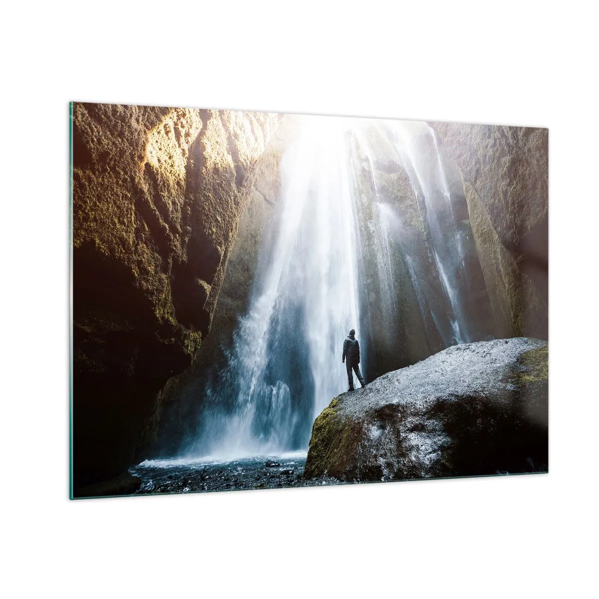 Quadro su vetro - Un uomo in piedi su una roccia di fronte a una potente cascata alla luce del sole - 100x70cm - Ripristino delle proporzioni - Decorazione murale moderna per soggiorno e camera da letto ARTTOR