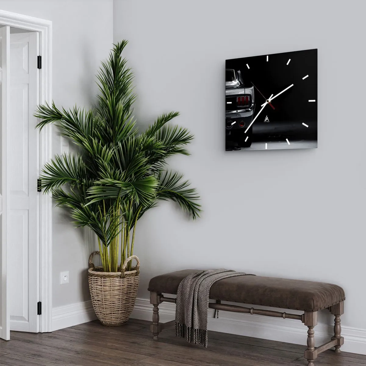 Orologio da parete - Orologio in Vetro - Un'immagine in bianco e nero della parte posteriore di un'auto d'epoca su uno sfondo scuro. - 30x30cm - Il fascino del classico - Decorazione murale moderna per soggiorno e camera da letto ARTTOR