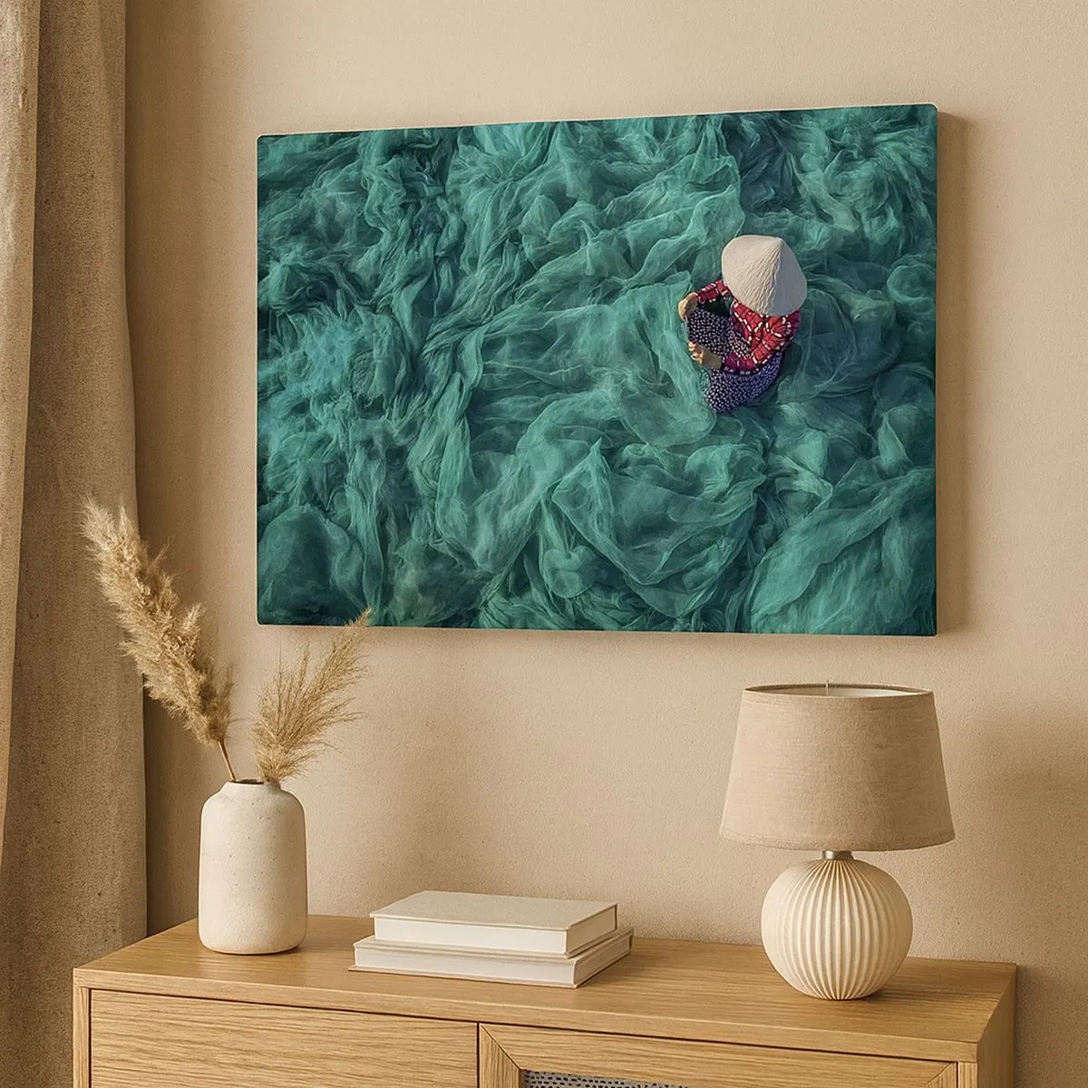 Quadro su tela - Stampe su Tela - Una persona con un cappello tra reti da pesca verdi - 70x50cm - Nel mare di reti - Decorazione murale moderna per soggiorno e camera da letto ARTTOR