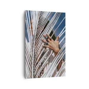 Quadro su tela - Stampe su Tela - Una donna nascosta dietro foglie di palma con anelli alle mani. - 80x120cm - La ragazza dello sciamano? - Decorazione murale moderna per soggiorno e camera da letto ARTTOR