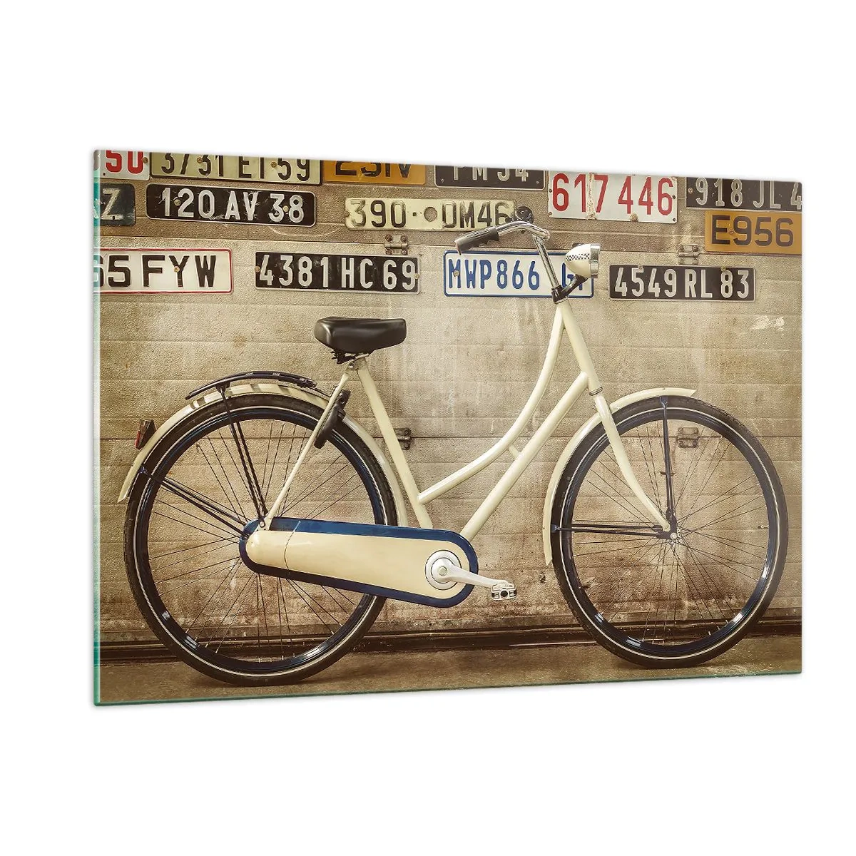 Quadro su vetro - Una vecchia bicicletta contro un muro con targhe - 120x80cm - Senza complessi - Decorazione murale moderna per soggiorno e camera da letto ARTTOR