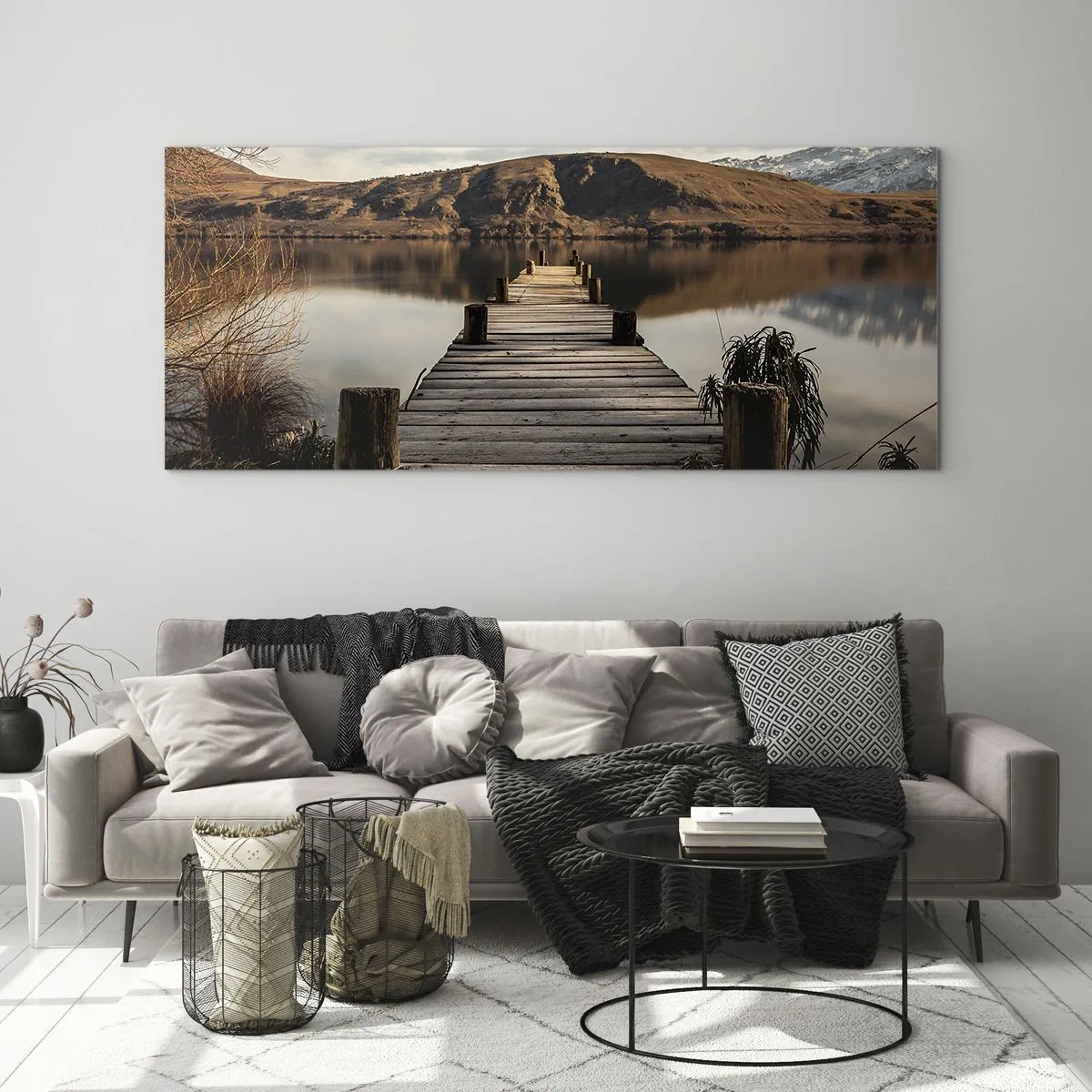 Quadro su vetro - Un molo di legno su un lago circondato da pittoresche colline - 140x50cm - Paesaggio nel silenzio - Decorazione murale moderna per soggiorno e camera da letto ARTTOR