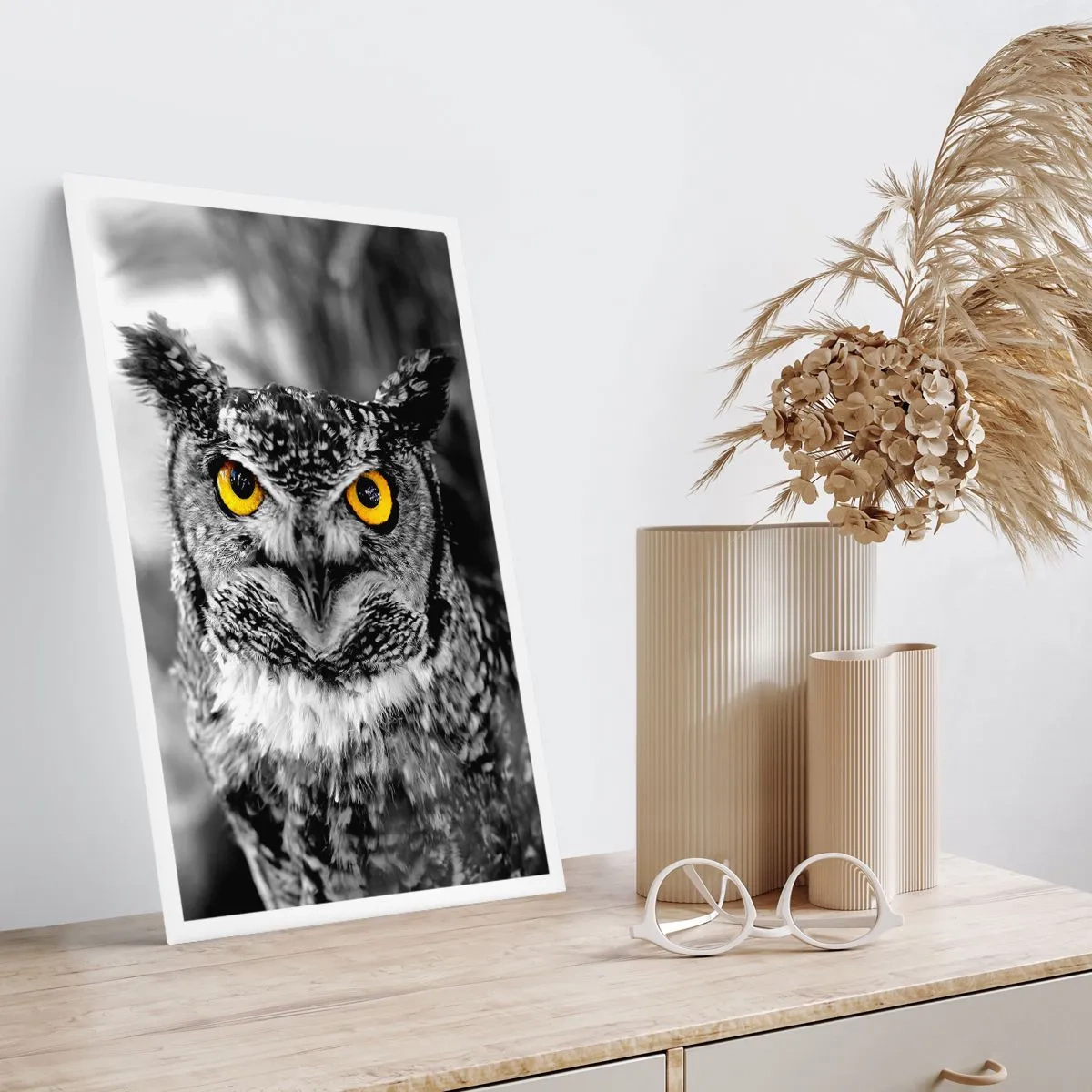 Poster - Un gufo con gli occhi gialli su uno sfondo bianco e nero - 50x70cm - Non si può nascondere niente - Decorazione murale moderna per soggiorno e camera da letto ARTTOR