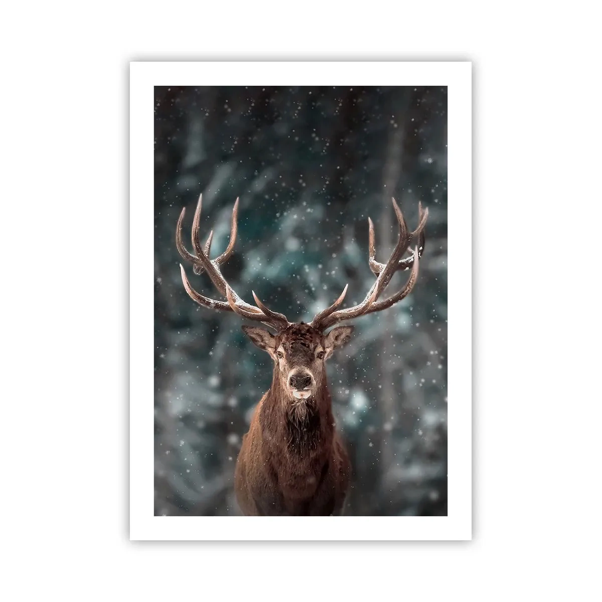 Poster - Ritratto di un cervo con imponenti corna sullo sfondo di una foresta invernale - 50x70cm - Il re del bosco incoronato - Decorazione murale moderna per soggiorno e camera da letto ARTTOR