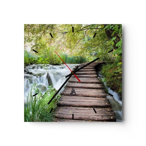 Orologio da parete - Orologio in Vetro - Un ponte di legno sopra una cascata circondata da una lussureggiante foresta verde. - 30x30cm - Acqua per niente tranquilla - Decorazione murale moderna per soggiorno e camera da letto ARTTOR