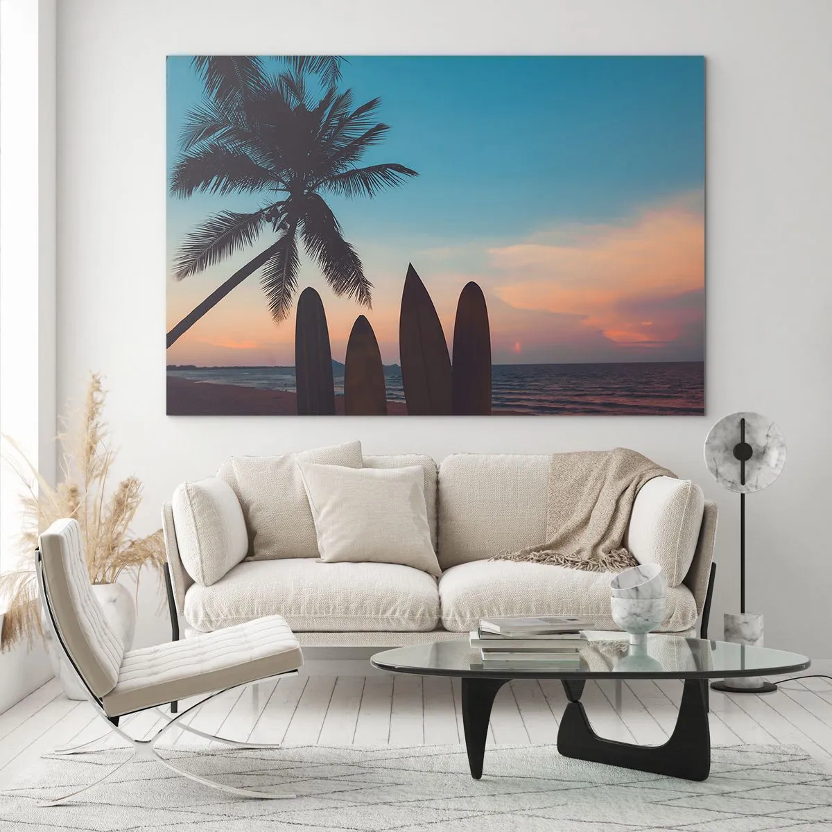 Quadro su vetro - Palma e tavole da surf sulla spiaggia al tramonto - 120x80cm - Domani anche ci divertiamo - Decorazione murale moderna per soggiorno e camera da letto ARTTOR