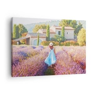 Quadro su tela - Stampe su Tela - Una donna con un vestito blu cammina attraverso un campo di lavanda con vista su una casa. - 70x50cm - La ragazza nella lavanda - Decorazione murale moderna per soggiorno e camera da letto ARTTOR