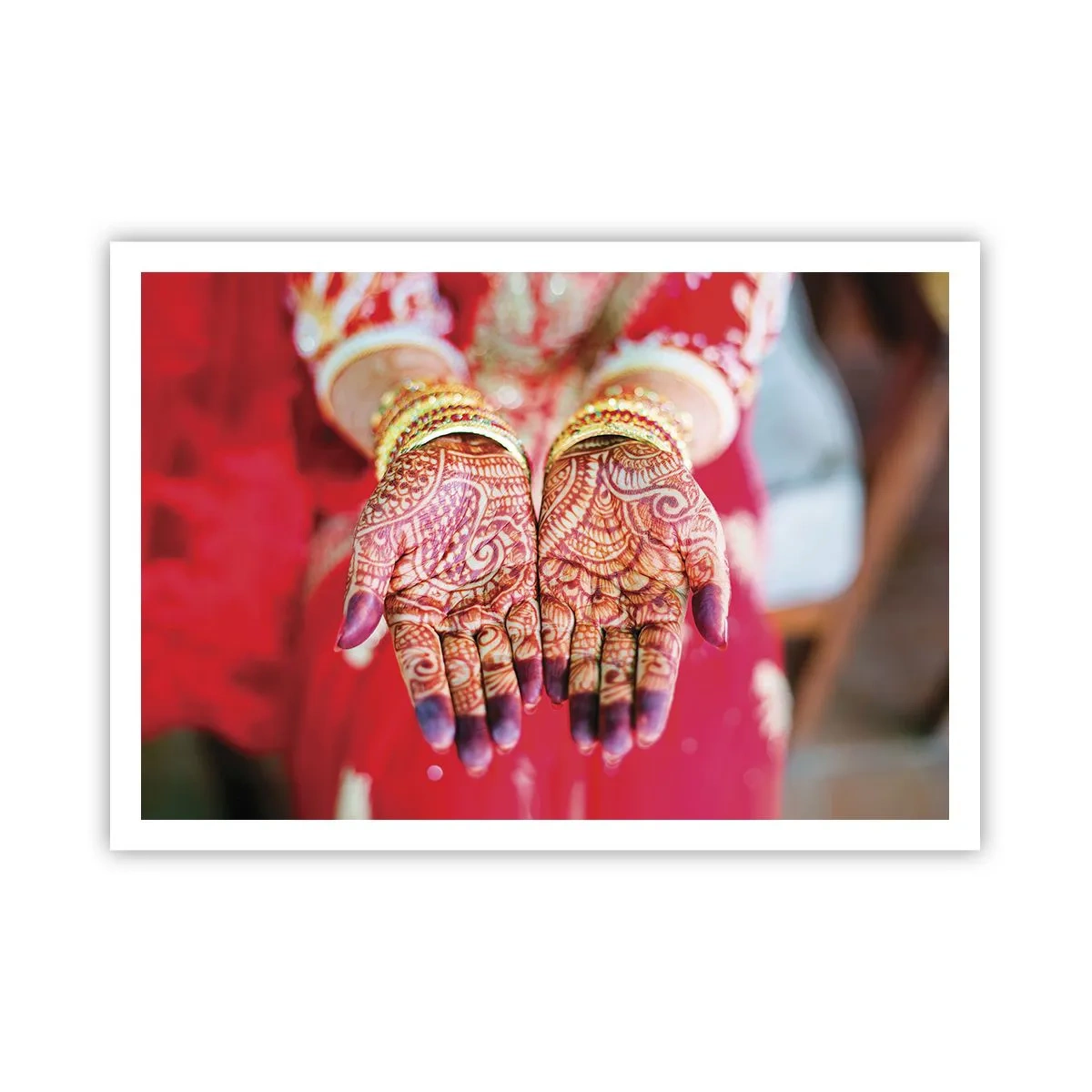 Poster - Mani decorate con l'henné sullo sfondo di un vestito rosso - 100x70cm - Pronta ad afferrare la fortuna - Decorazione murale moderna per soggiorno e camera da letto ARTTOR