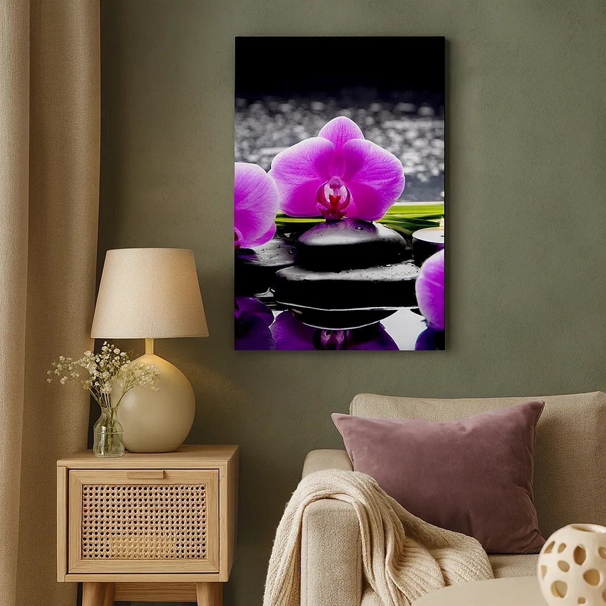Quadro su tela - Stampe su Tela - Orchidee viola su uno sfondo di pietre e candele in un ambiente rilassante - 50x70cm - Annegare nel silenzio e nella pace - Decorazione murale moderna per soggiorno e camera da letto ARTTOR