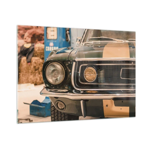 Quadro su vetro - Primo piano di un'auto d'epoca, la Mustang, in un'officina - 100x70cm - Incontro con la leggenda - Decorazione murale moderna per soggiorno e camera da letto ARTTOR
