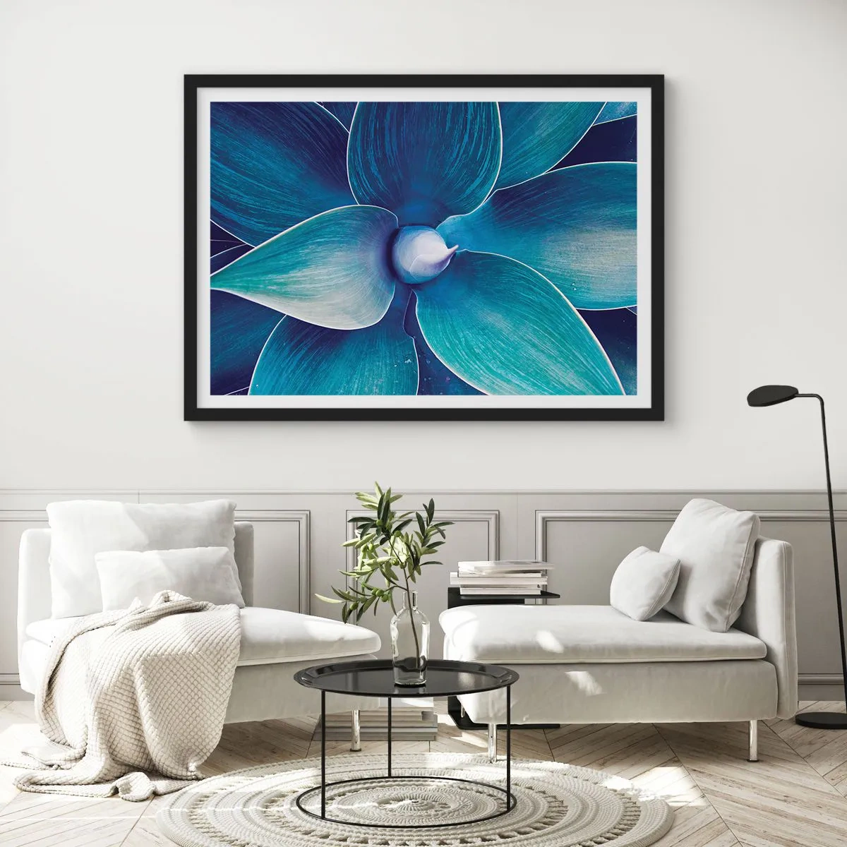 Poster in cornice nera - Primo piano di un fiore astratto nei toni del blu - 100x70cm - Imbluito dal sole - Decorazione murale moderna per soggiorno e camera da letto ARTTOR